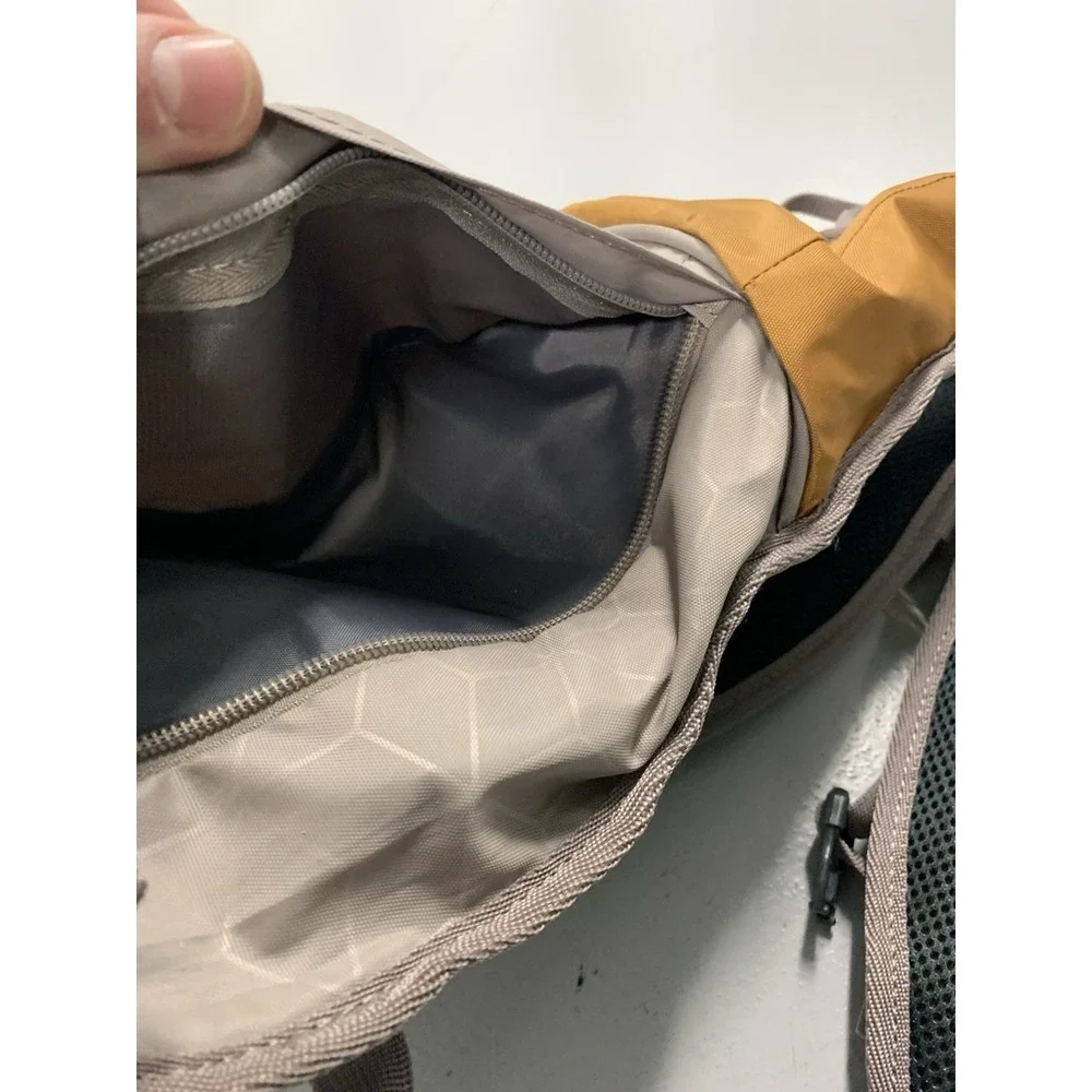OZARK TRAIL  Hiking Hydration Backpack- 2 Liter - Picture 3 of 4
